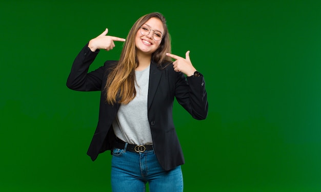 Sorridendo con fiducia indicando il proprio ampio sorriso, atteggiamento positivo, rilassato, soddisfatto