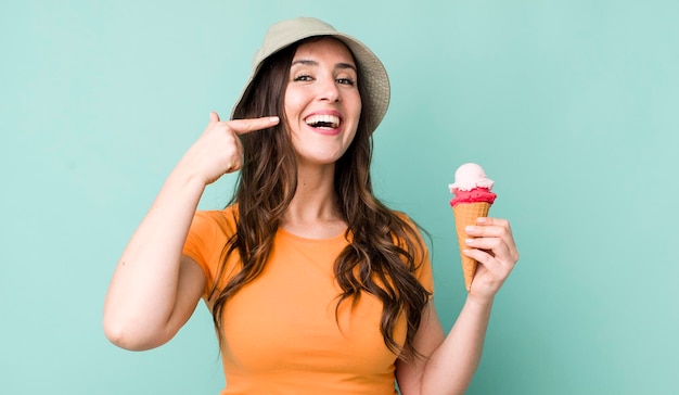 Foto sorridendo fiducioso indicando il proprio ampio sorriso