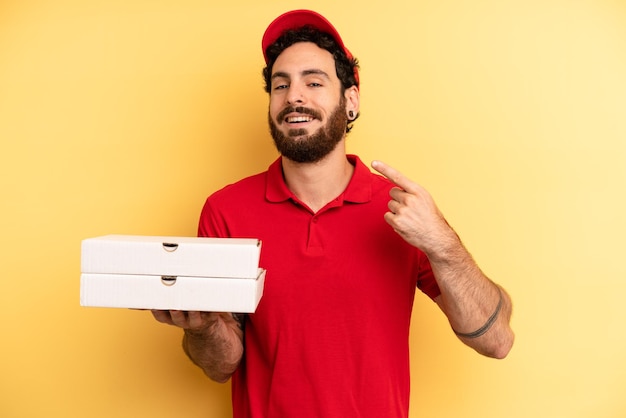 Foto sorridendo fiducioso indicando il proprio ampio sorriso