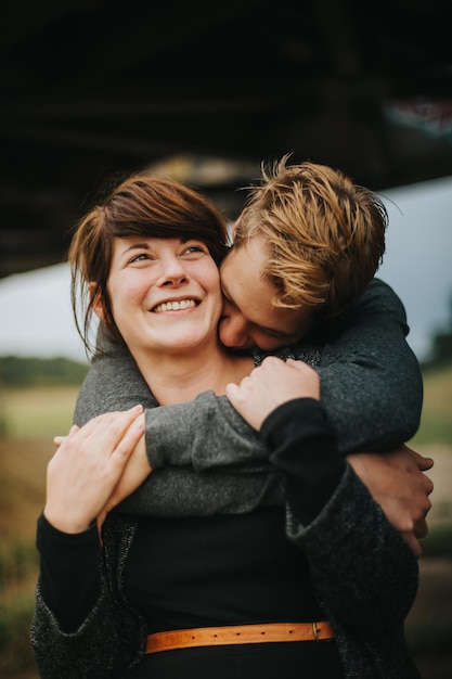 Photo smiling couple embracing in park