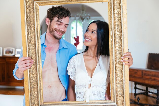 Photo smiling couple holding frame border