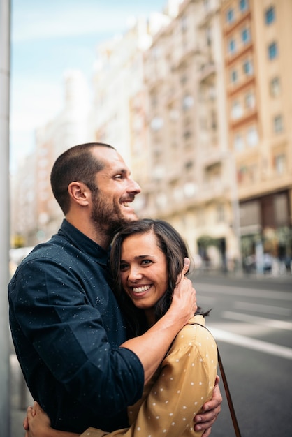 Foto sorridente coppia di amanti divertirsi in strada.