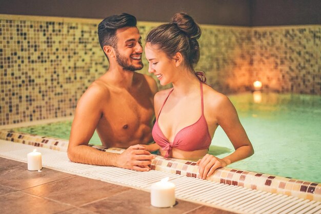 Photo smiling couple in swimming pool