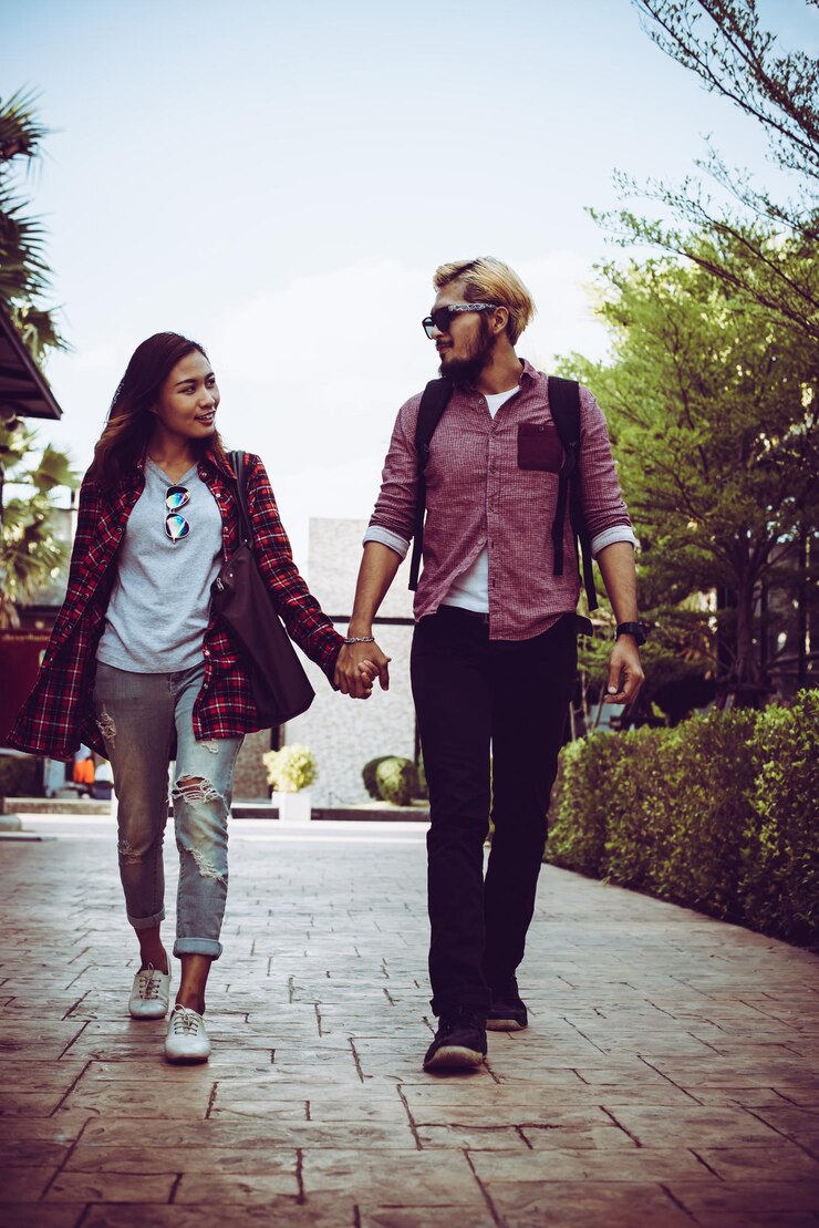 Photo smiling couple walking on street in city