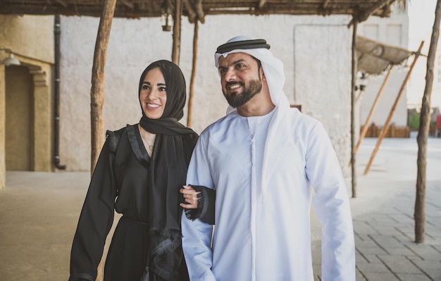 Photo smiling couple walking on street in town