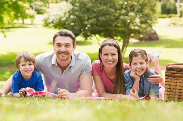 Foto coppie sorridenti con i ragazzini che si trovano nel parco