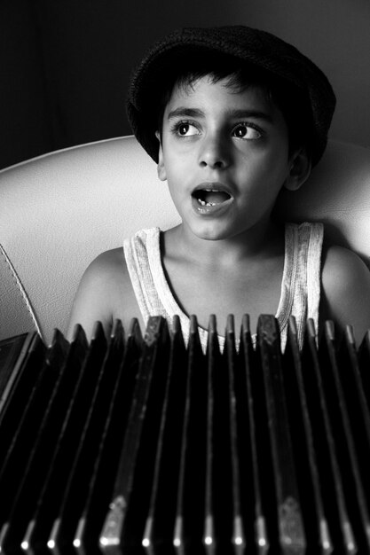 Foto un ragazzo carino sorridente che guarda lontano a casa