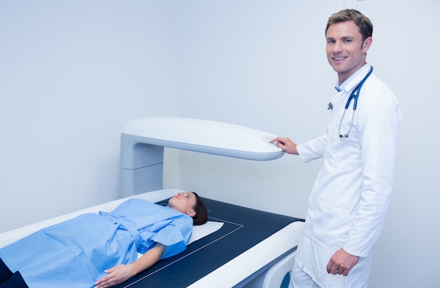 Medico sorridente facendo una radiografia su un paziente