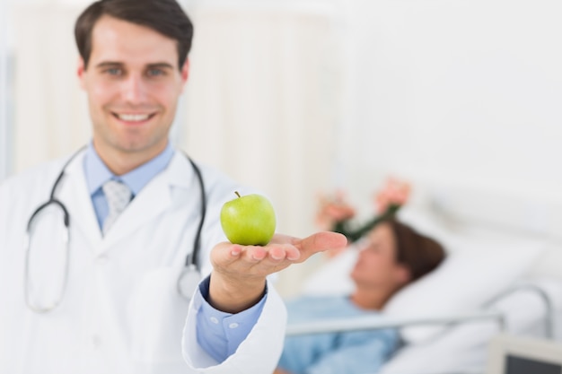 Улыбается врач, проведение apple с пациентом в больнице