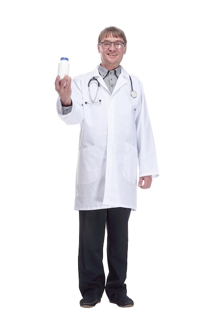 흰색 배경에 격리된 방부제 병을 보여주는 웃는 의사
