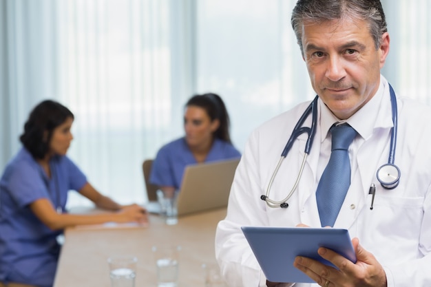 Photo smiling doctor with tablet