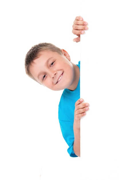 Улыбающийся эмоциональный позитивный мальчик-подросток в ярко-синей футболке