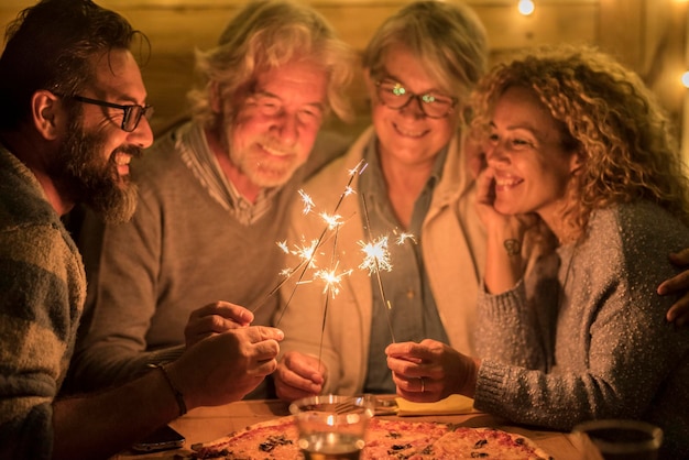 Photo smiling family celebrating at night