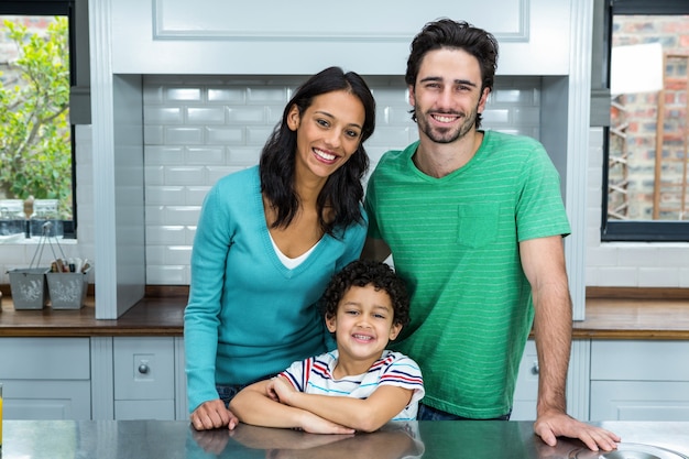 Улыбающаяся семья на кухне