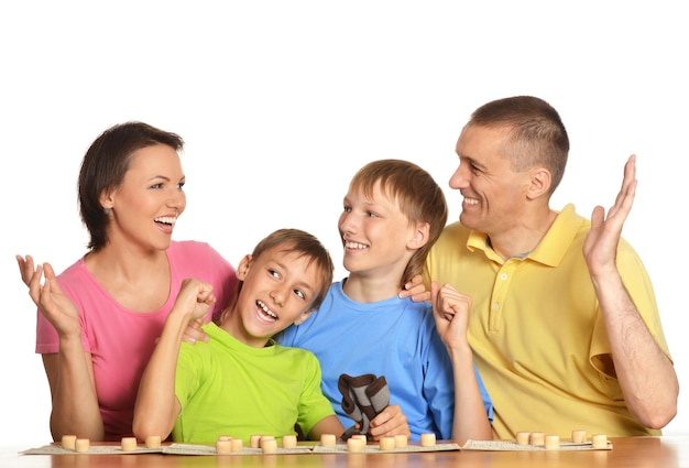 Foto famiglia sorridente che gioca insieme gli scacchi