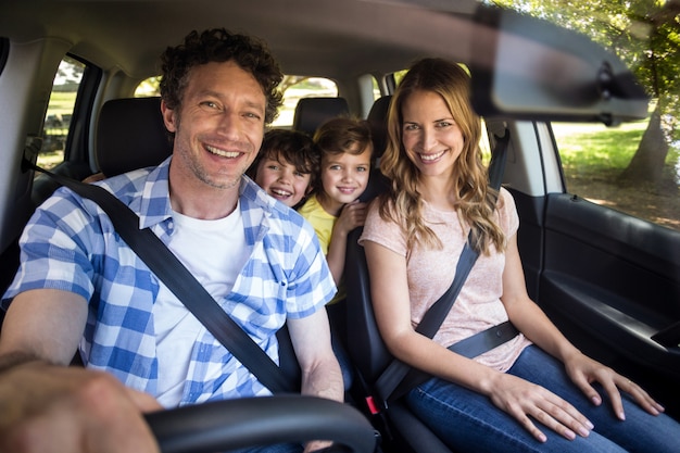 Photo smiling family sitting in the car