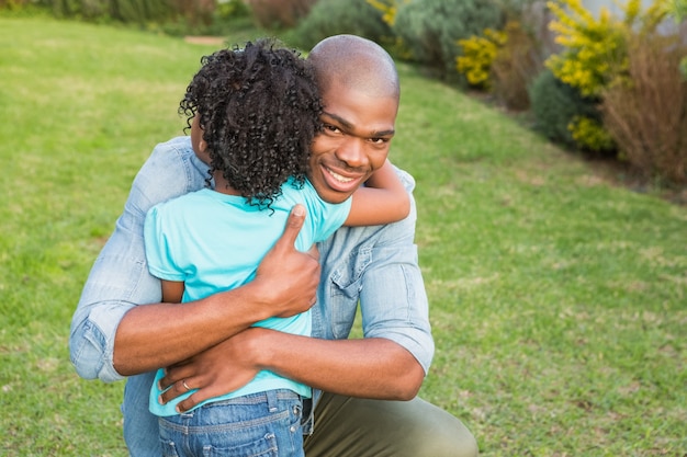 Photo smiling father hugging his daughter