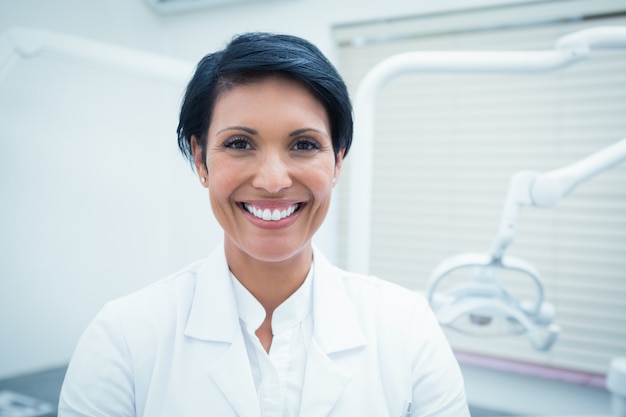 Photo smiling female dentist