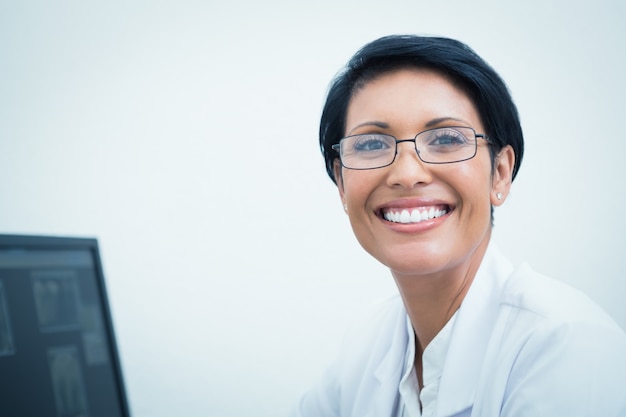 Dentista femmina sorridente