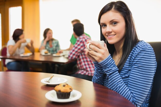 女性、喫茶店、コーヒー、マフィン