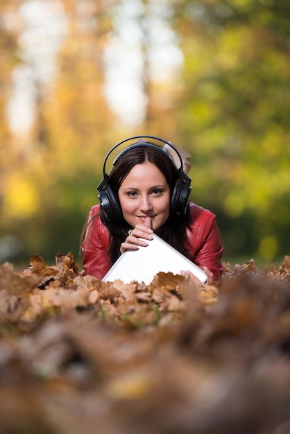 音楽を聴いて笑顔の女性秋