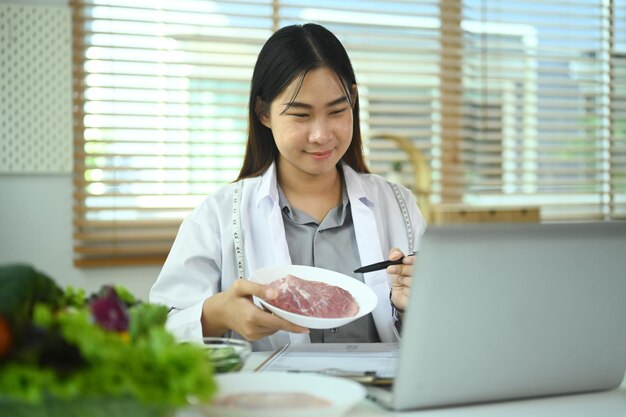 Smiling female nutritionist having consultation about healthy eating and diet online Right nutrition and diet concept