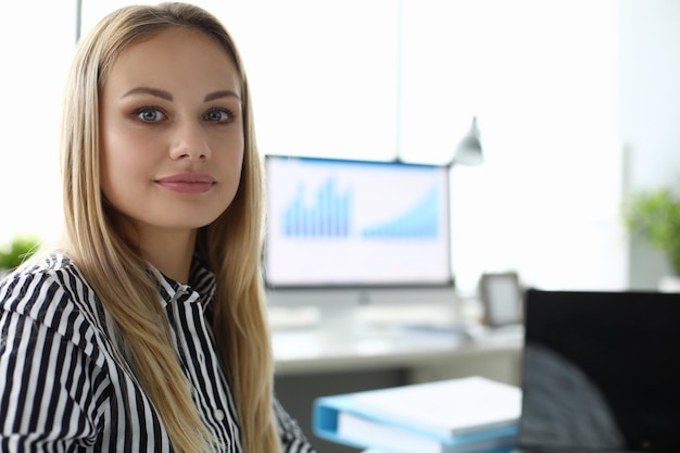 Photo smiling female in office