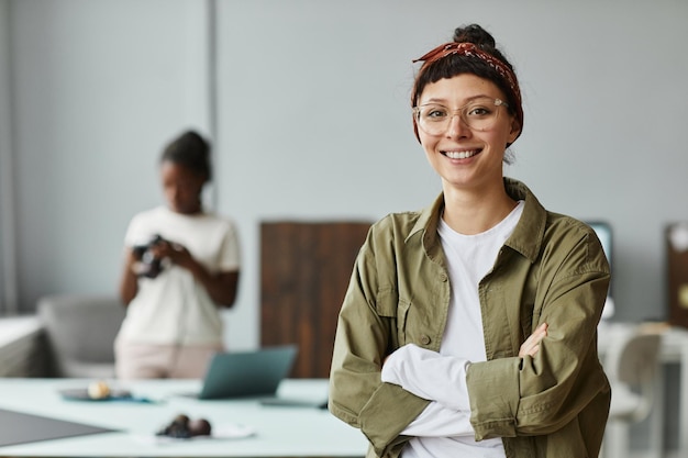 Photo smiling female photographer portrait