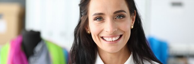 Foto femmina sorridente in negozio