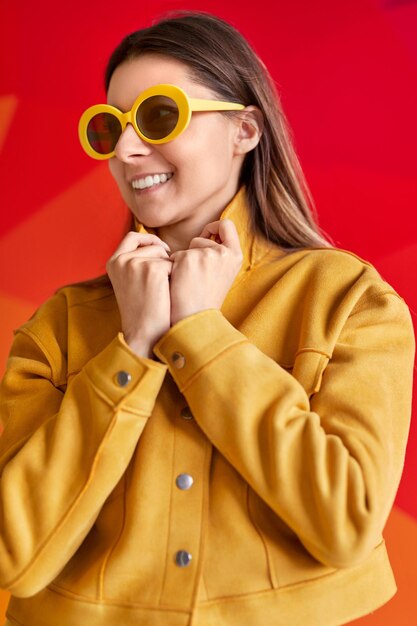 Photo smiling female in stylish outfit