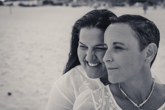 Photo smiling female withwrinkled woman at beach