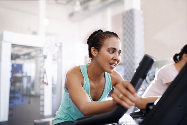 Photo smiling females working out in gym