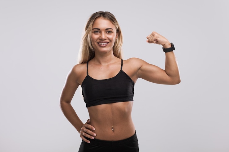 Photo smiling fit woman showing bicep