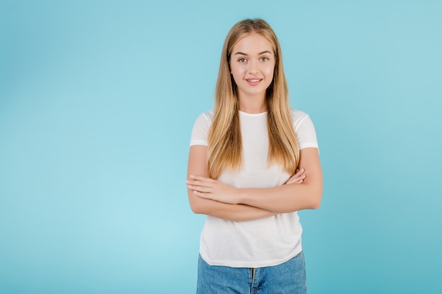 Photo smiling friendly blonde girl isolated over blue