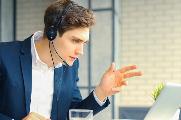 Photo smiling friendly handsome young male call centre operator