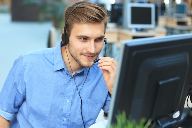 Photo smiling friendly handsome young male call centre operator.