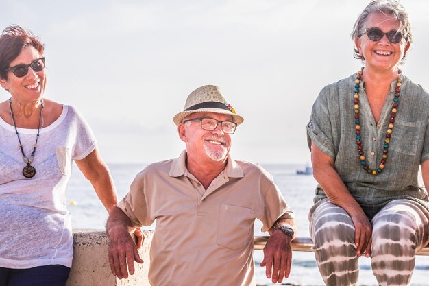 Photo smiling friends against sea