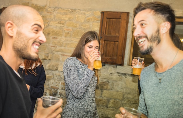 Photo smiling friends enjoying drinks