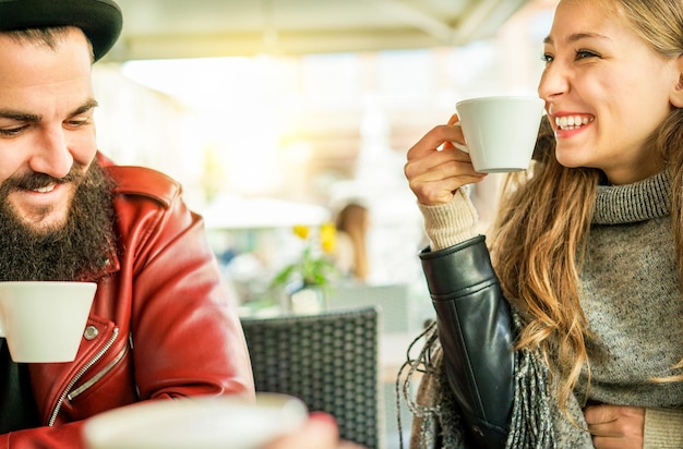 Foto amici sorridenti che bevono caffè in un caffè