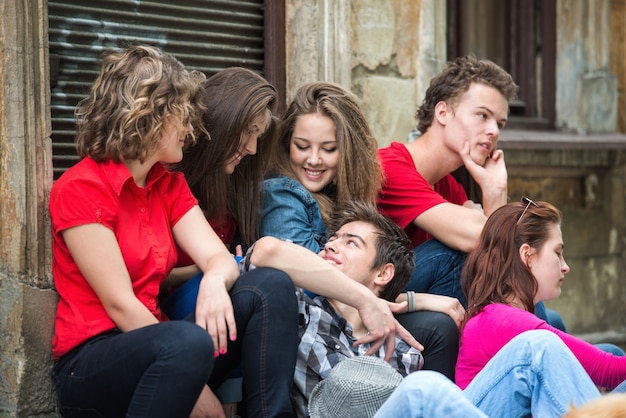 Foto amici sorridenti fuori