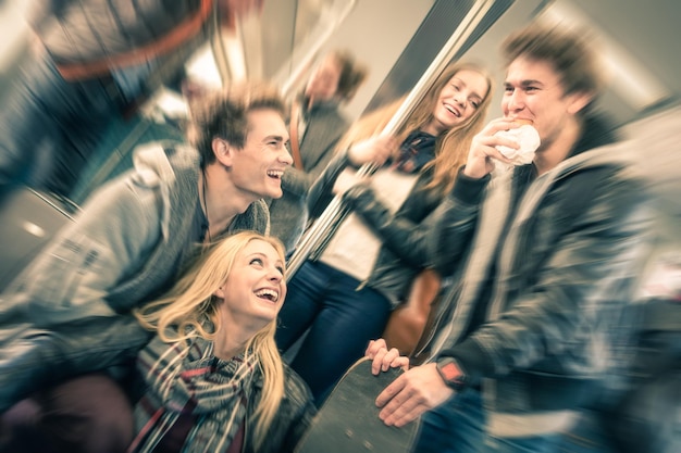 Photo smiling friends traveling in train