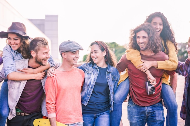 Amici sorridenti che camminano per strada in città