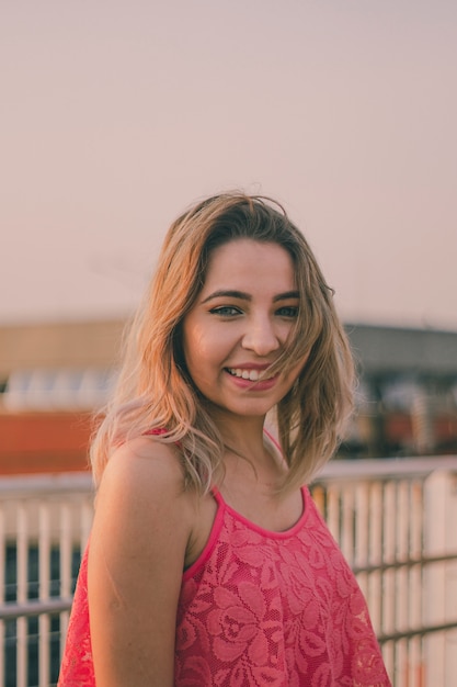 Photo smiling girl on the bridge