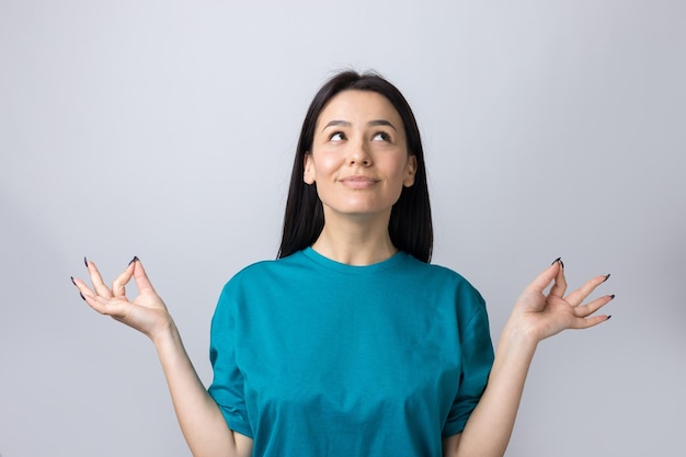 Ragazza sorridente che gesturing il segno giusto con la sua mano