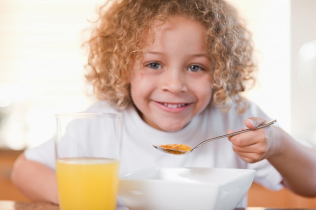 キッチンで朝食をする笑顔の女の子