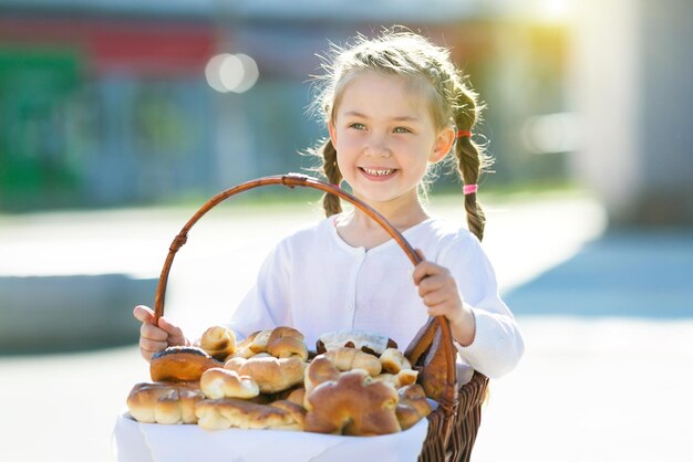 路上で食べ物のバスケットを持った笑顔の女の子