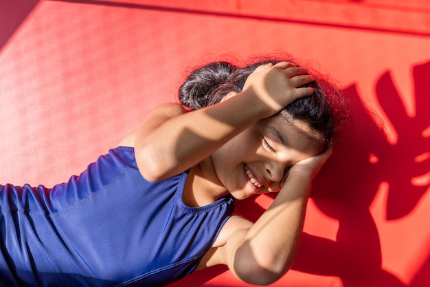 Photo smiling girl lying on floor