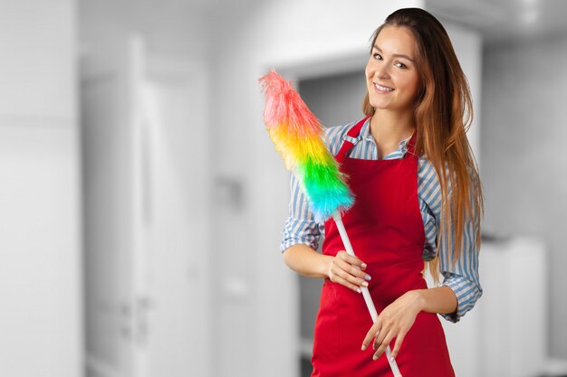 Ragazza sorridente pronta per la pulizia