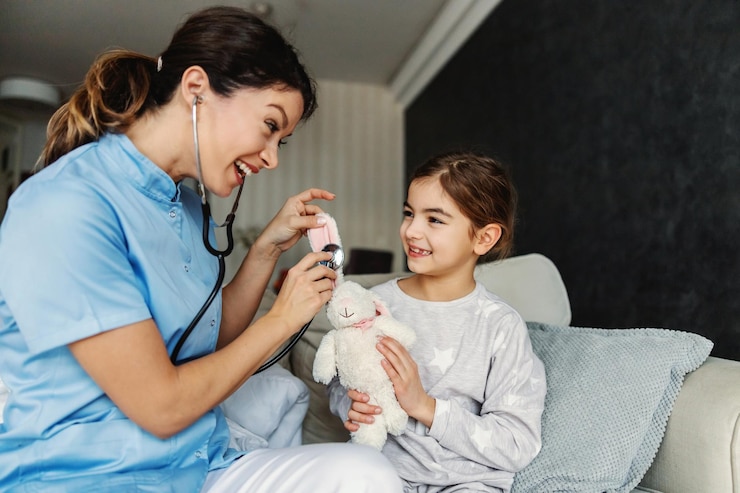 Photo smiling girl sitting on sofa and holding her bunny toy