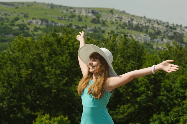 Foto ragazza sorridente che sta con le armi stese